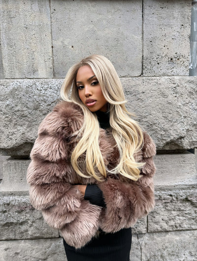 Butter Biscuit Blond Curtain Bang Wig Model