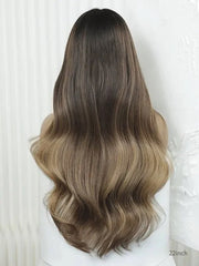 Kastanienbraunes Gesicht, das Balayage mit blonden Highlights umrahmt, Perückenmodell Salt Lake City