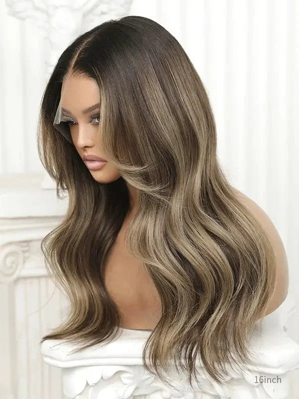 Kastanienbraunes Gesicht, das Balayage mit blonden Highlights umrahmt, Perückenmodell Salt Lake City