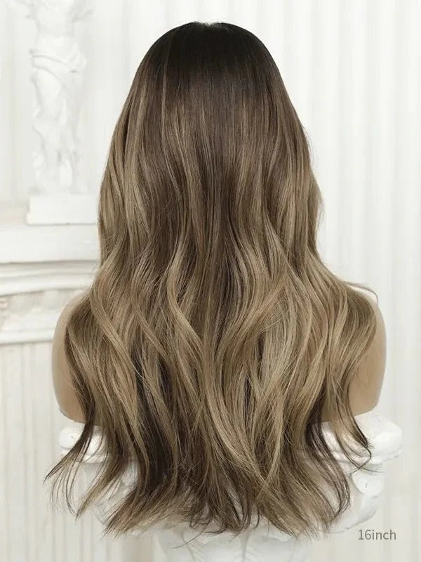 Kastanienbraunes Gesicht, das Balayage mit blonden Highlights umrahmt, Perückenmodell Salt Lake City