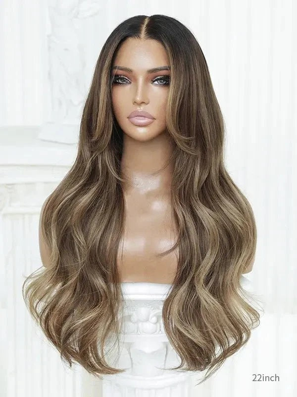Kastanienbraunes Gesicht, das Balayage mit blonden Highlights umrahmt, Perückenmodell Salt Lake City