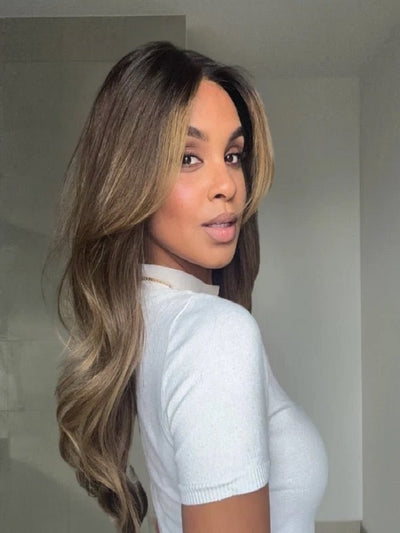 Kastanienbraunes Gesicht, das Balayage mit blonden Highlights umrahmt, Perückenmodell Salt Lake City